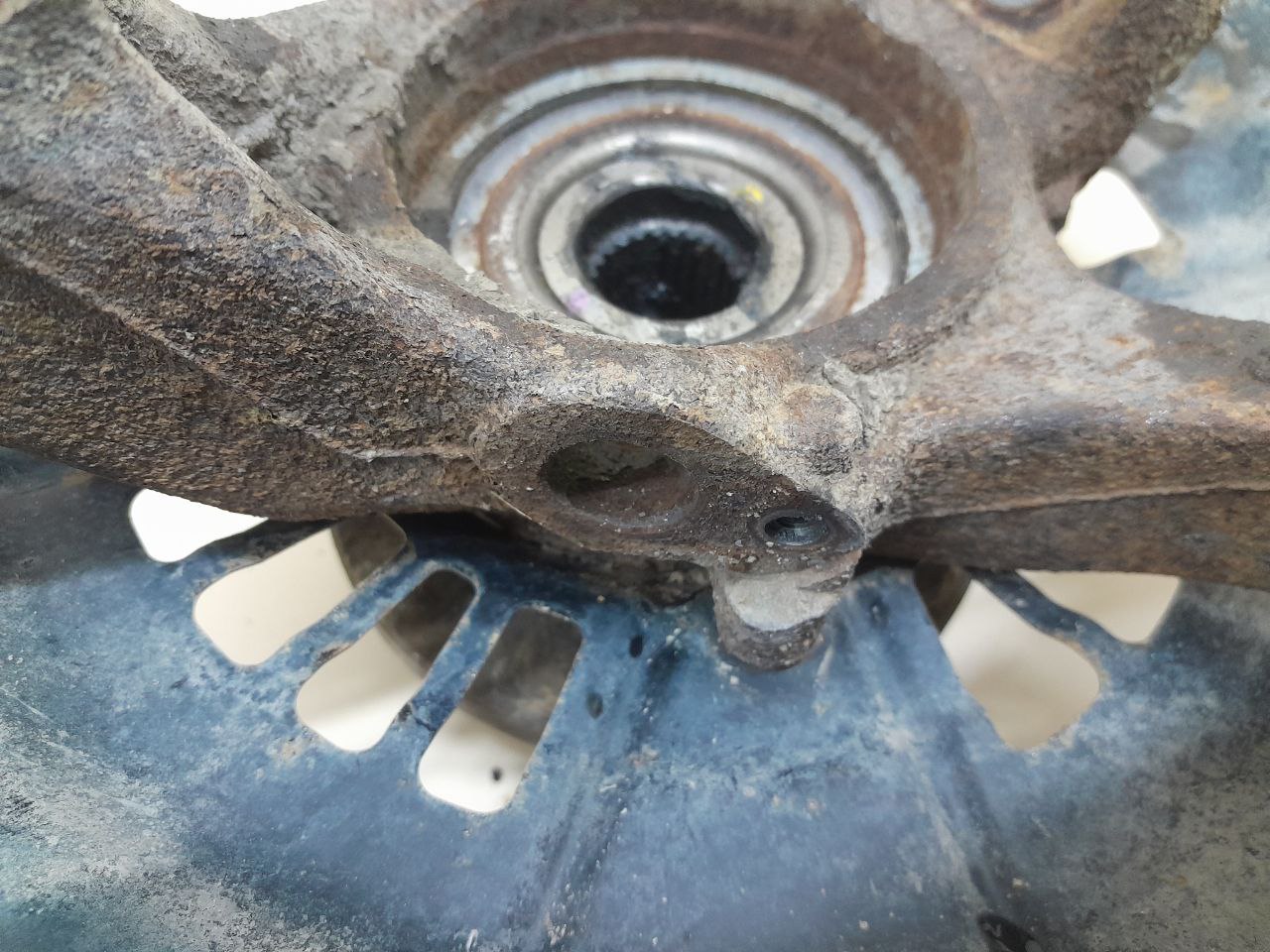 Кулак поворотный передний левый Toyota Camry (XV50) 2011-2017