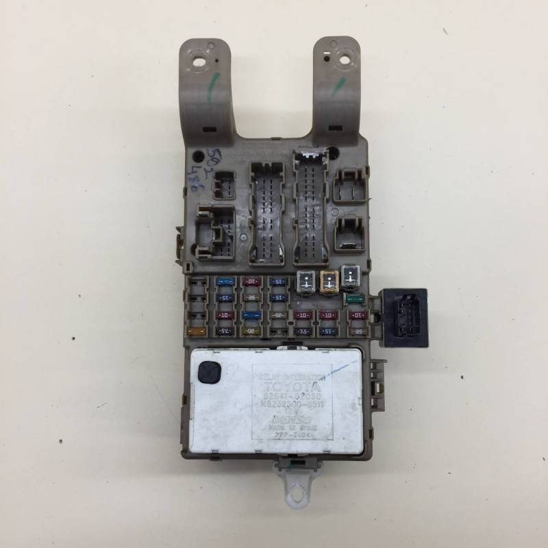 Блок предохранителей Toyota Corolla E120 2001-2007