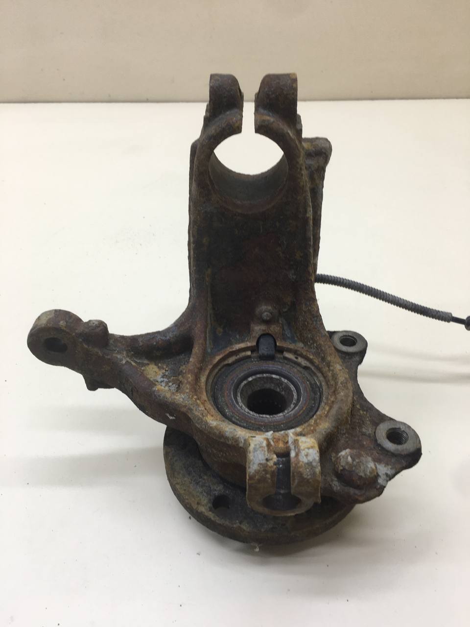 Кулак поворотный передний левый Peugeot 207 2006-2013