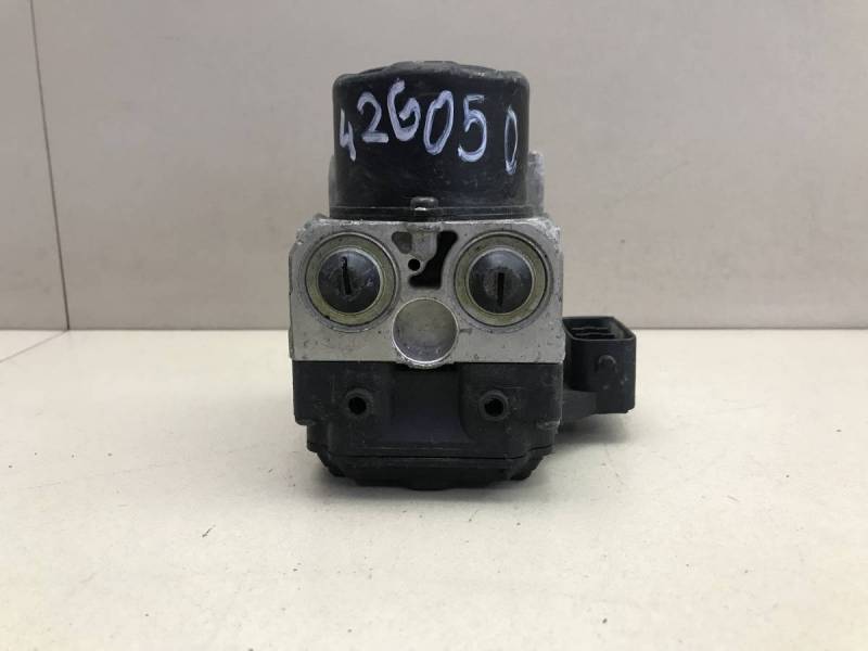 Блок ABS (насос) Toyota Mark II  (X110) 2000-2004