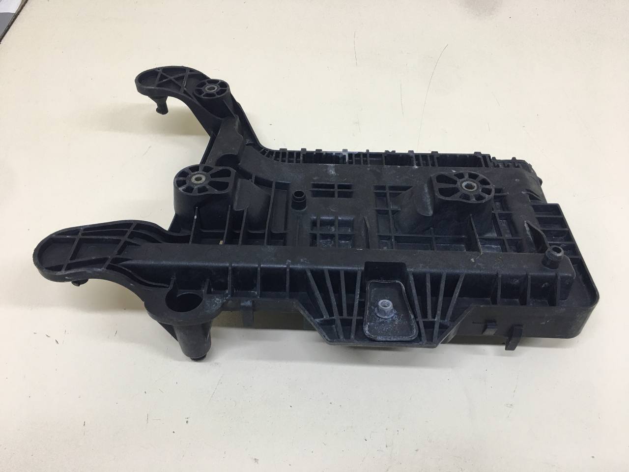 Крепление АКБ (корпус / подставка) Volkswagen Passat B7 2011-2015