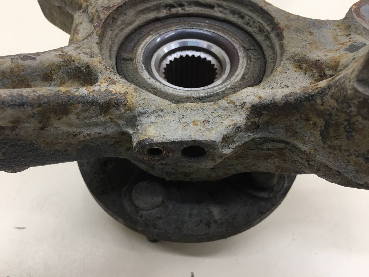 Кулак поворотный передний правый Chevrolet Aveo T300 2011>