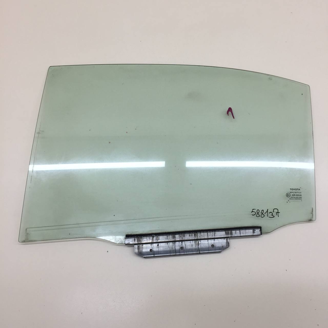 Стекло двери задней левой Toyota Avensis (T250) 2003-2009