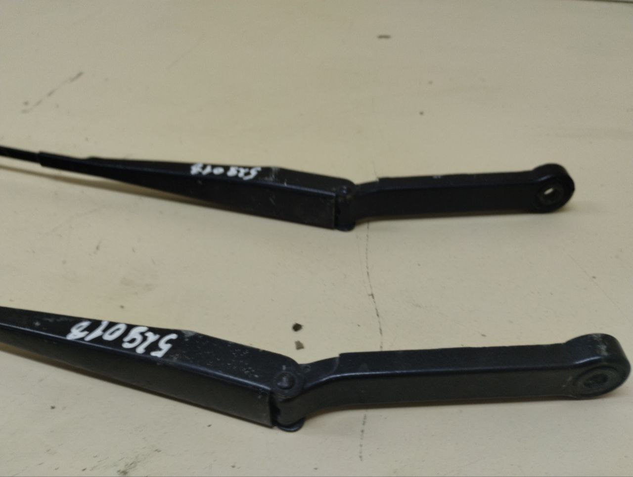 Поводок стеклоочистителя передний левый Chevrolet TrailBlazer (GMT360) 2001-2010