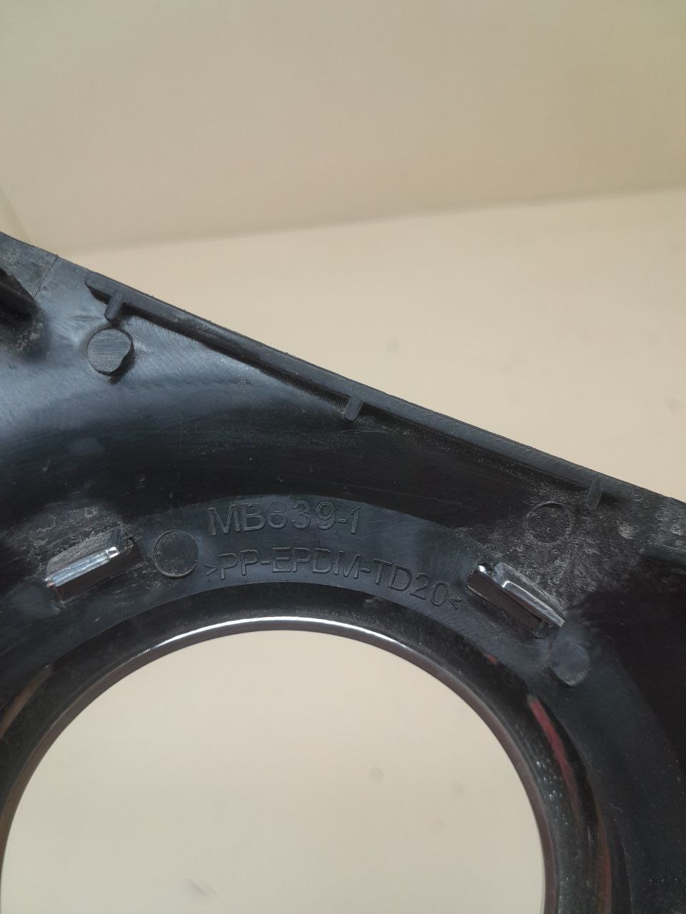 Рамка противотуманной фары левой Mitsubishi L200 5 (KK/KL) 2015>