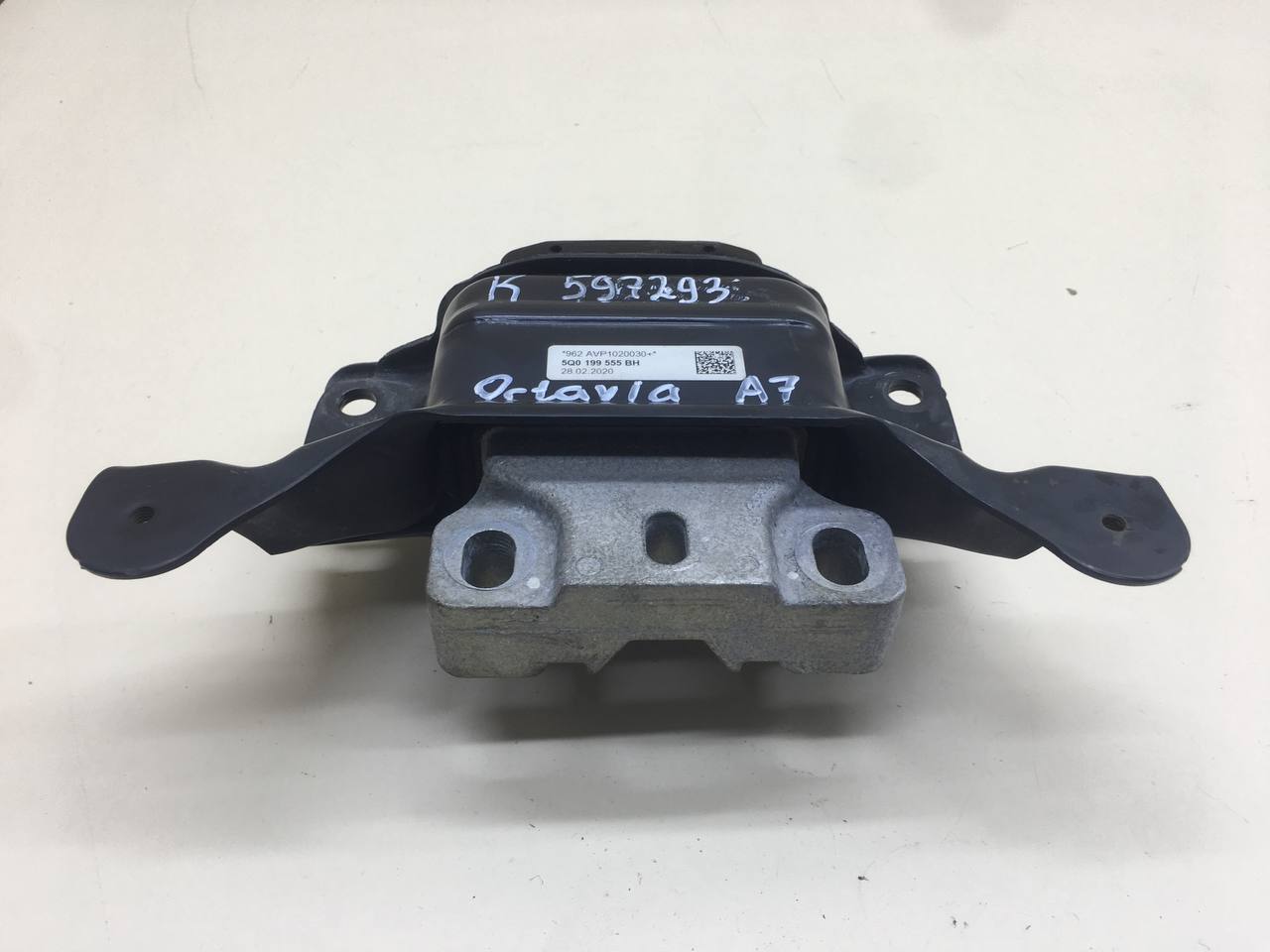 Опора КПП левая Skoda Octavia (A7) 2013>