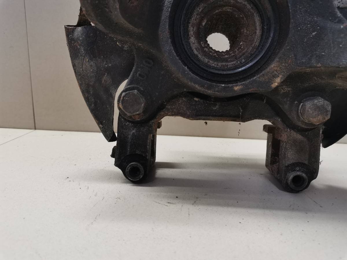 Кулак поворотный передний левый Nissan Almera (N15) 1995-2000