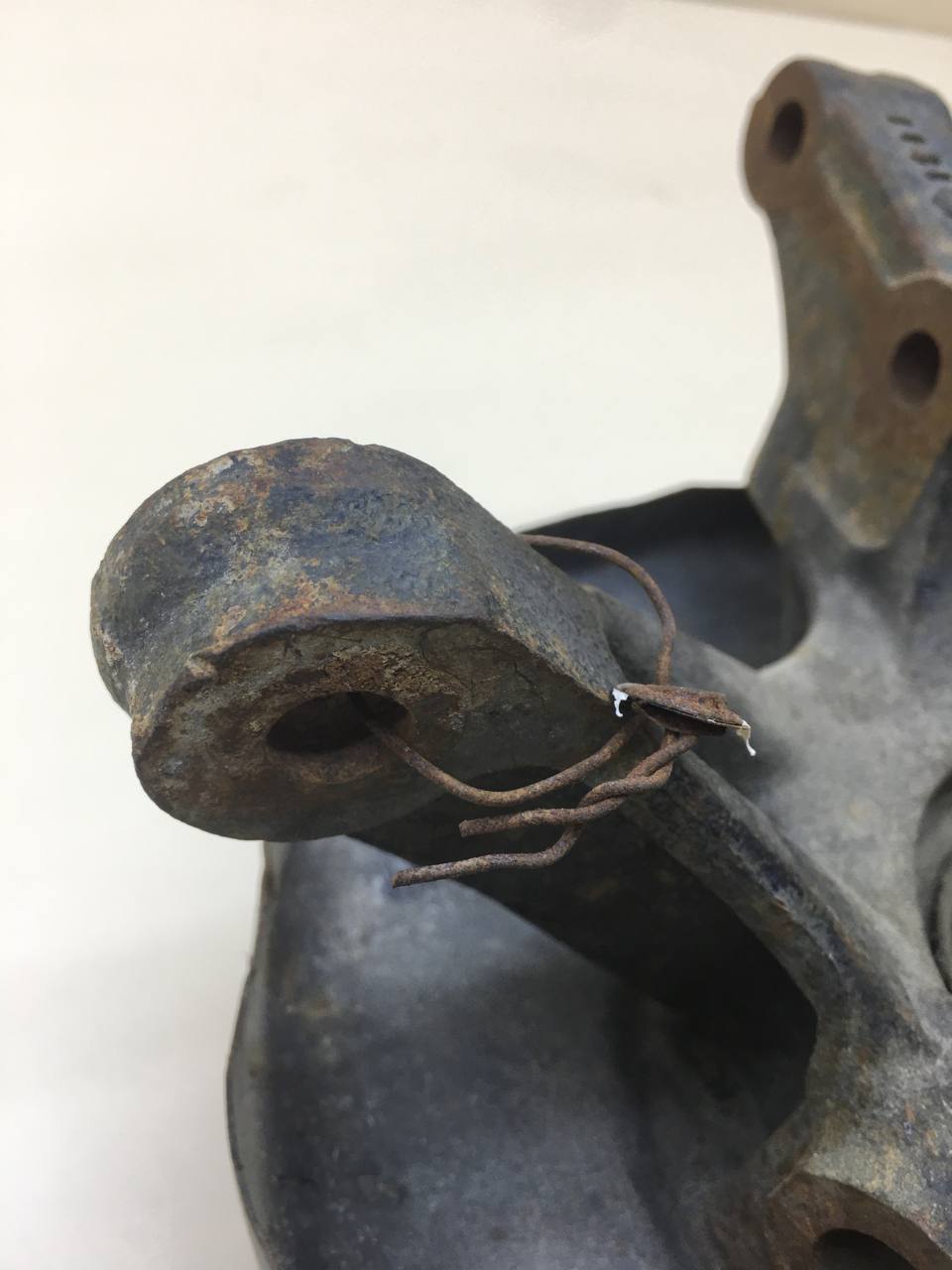 Кулак поворотный передний левый Nissan Almera (N15) 1995-2000