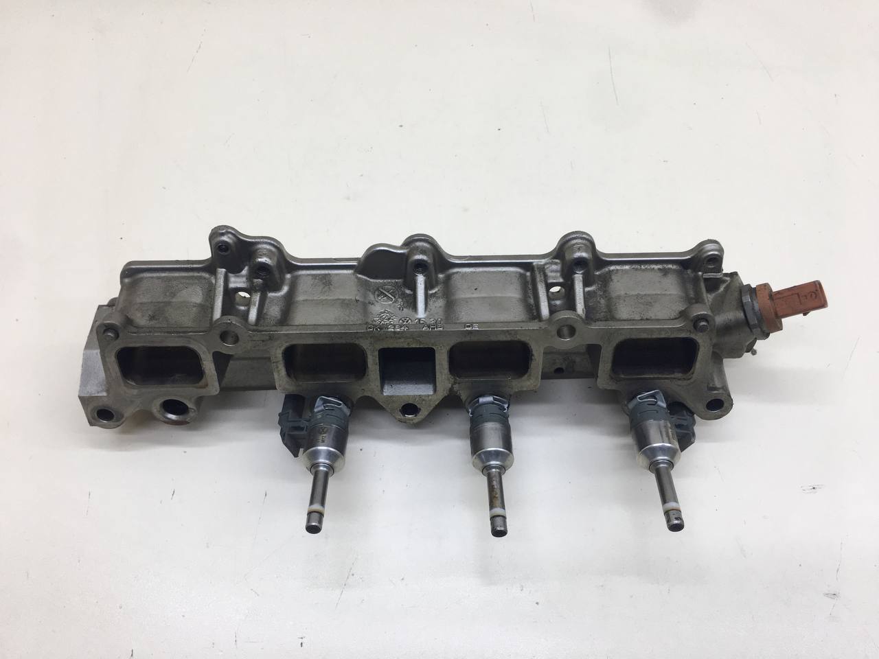 Рейка топливная (рампа) Volkswagen Tiguan (5N2) 2011-2016