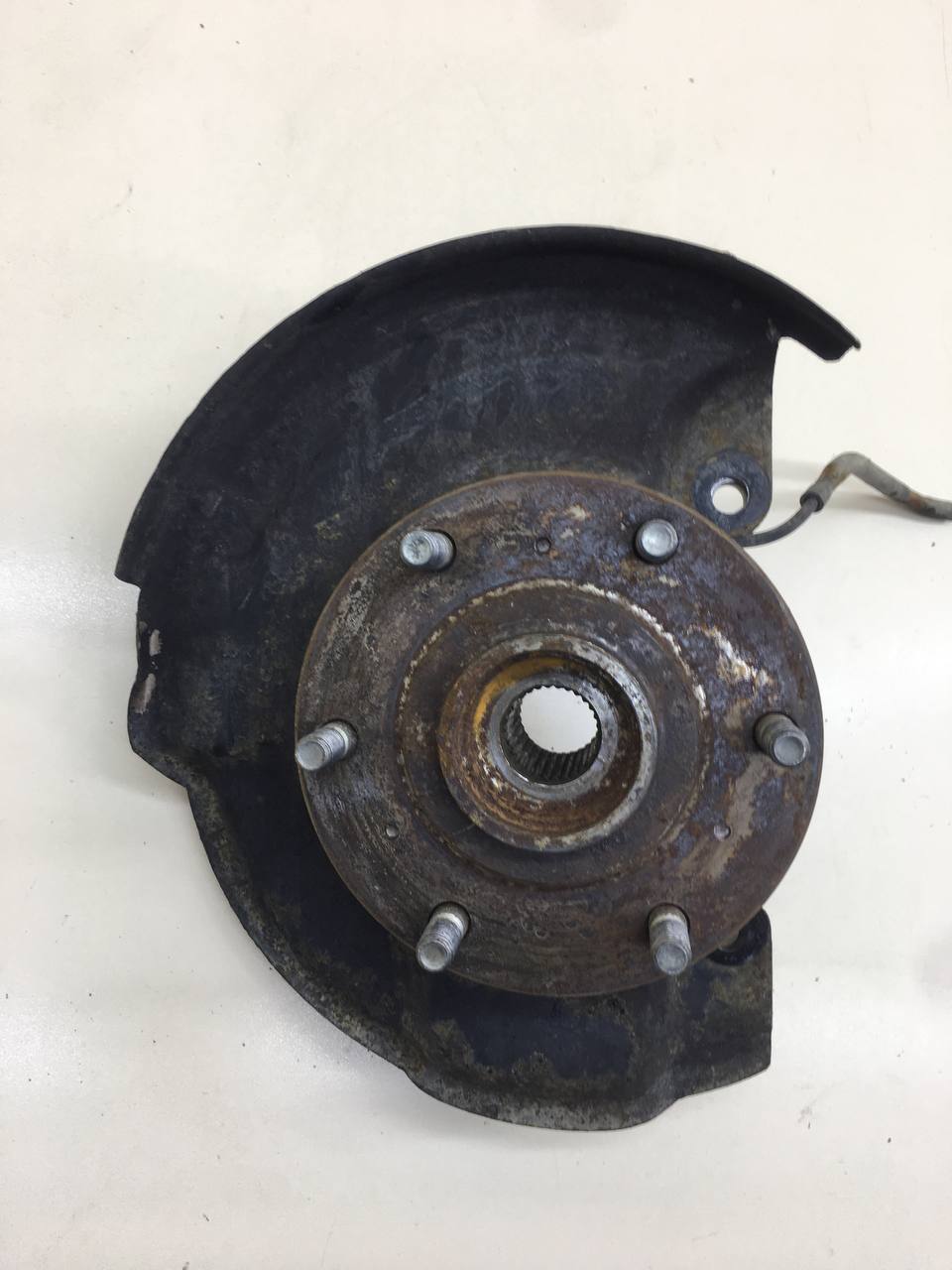 Кулак поворотный передний левый Mitsubishi L200 (KB) 2006-2016