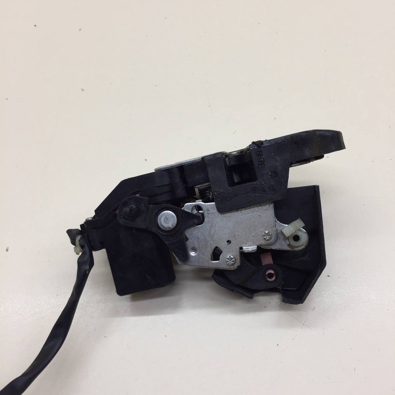 Замок двери задней левой Kia Sephia 2001-2004