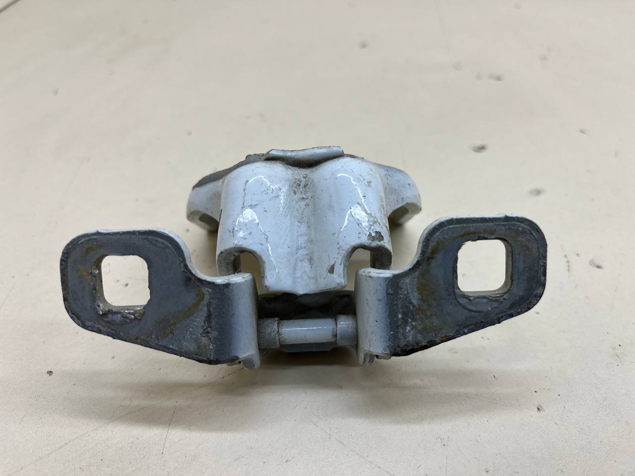 Петля двери Renault Logan (1) 2005-2014