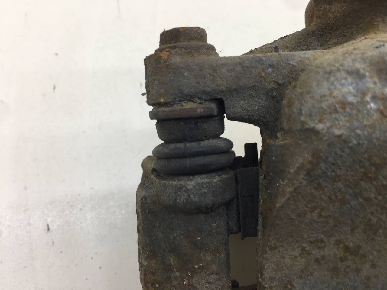 Суппорт передний правый Geely Emgrand EC7 2008>