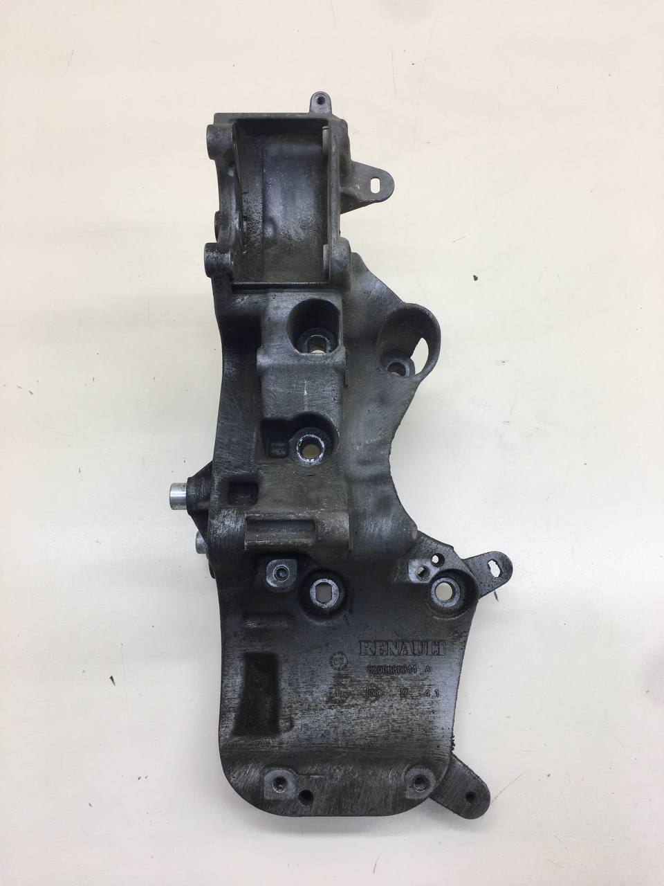 Кронштейн генератора Renault Sandero 2009-2014