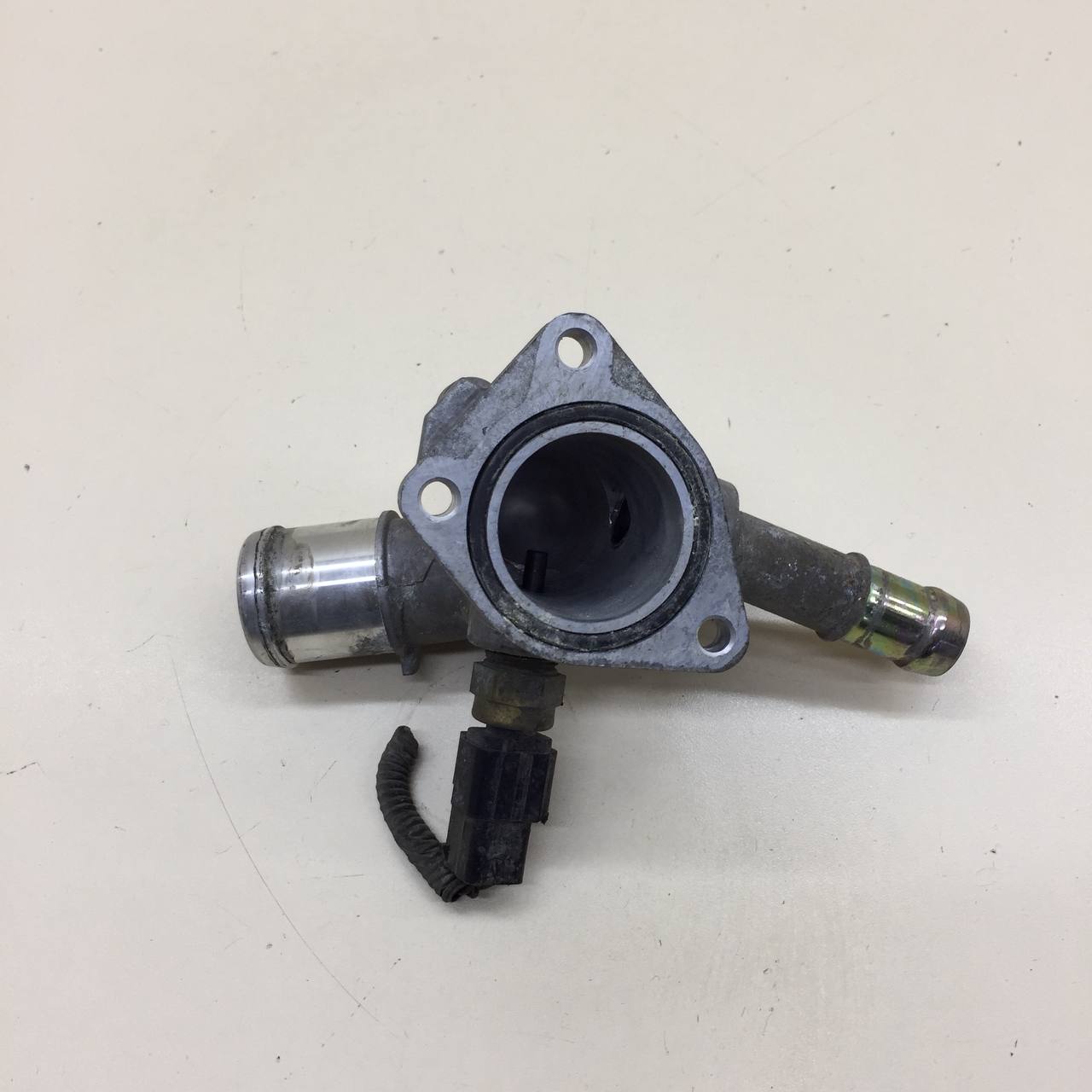 Фланец двигателя системы охлаждения Hyundai Solaris (RB) 2010-2017