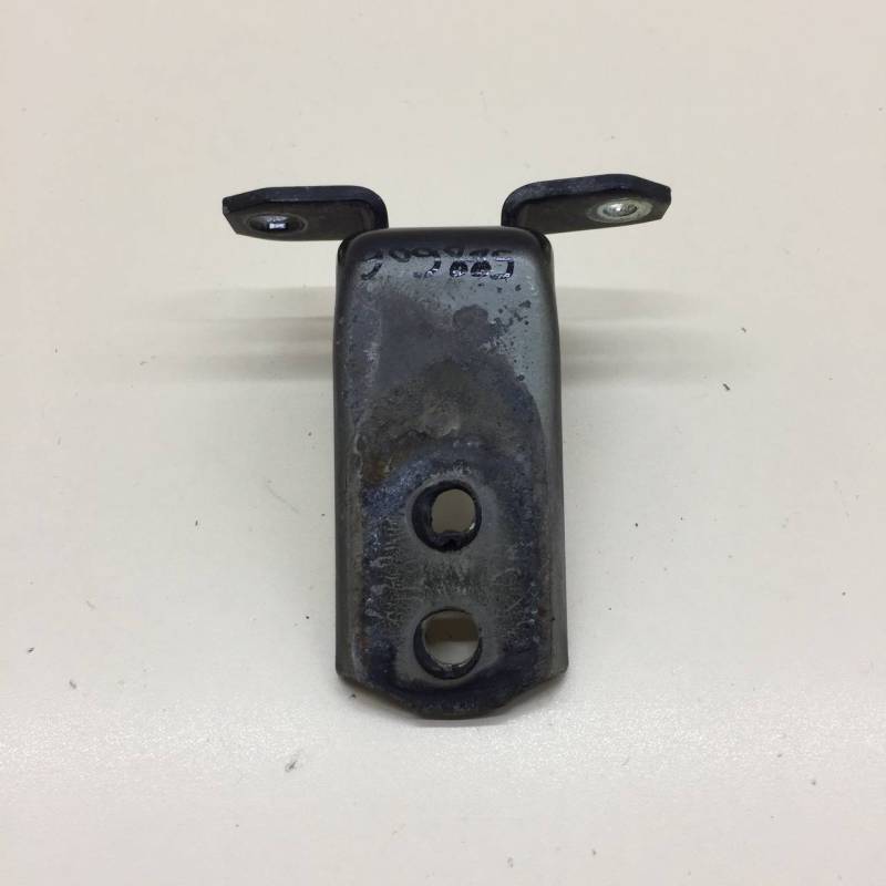 Петля двери передней правой нижняя Suzuki Grand Vitara 2005-2015