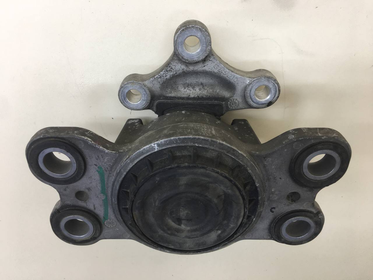 Опора двигателя левая Volvo XC60 2008-2017