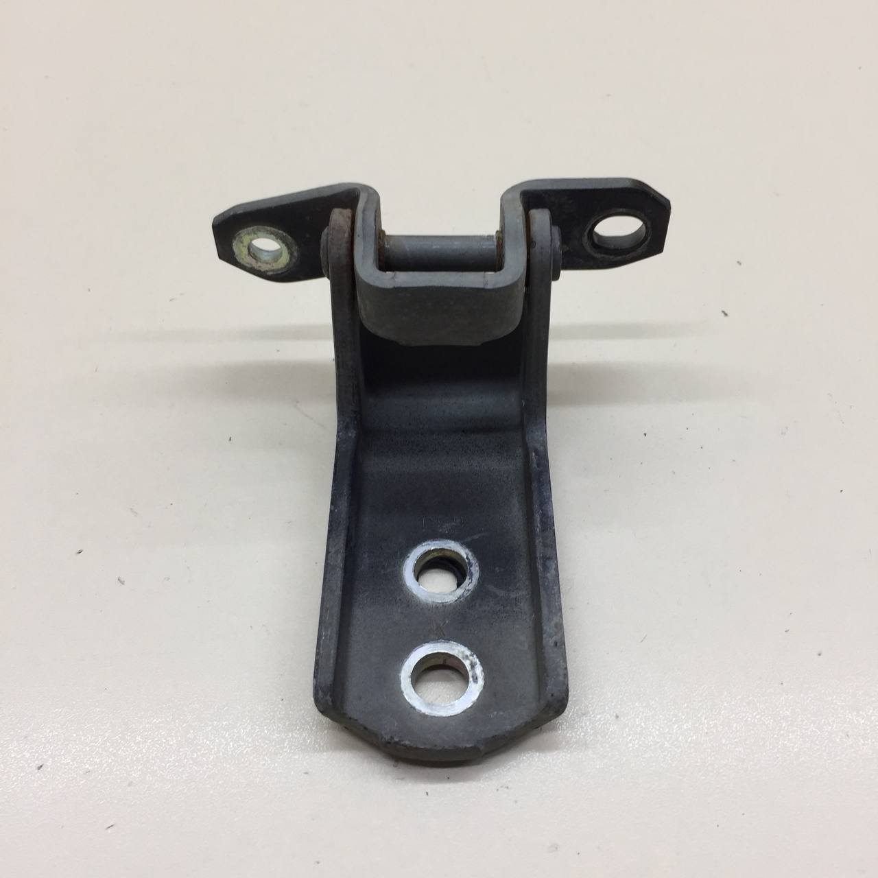 Петля двери передней правой нижняя Suzuki Grand Vitara 2005-2015