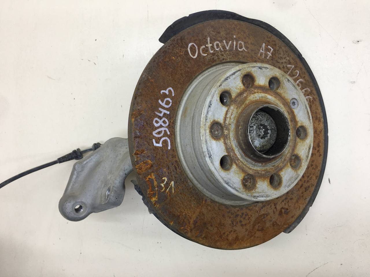 Кулак поворотный задний левый Skoda Octavia (A7) 2013>