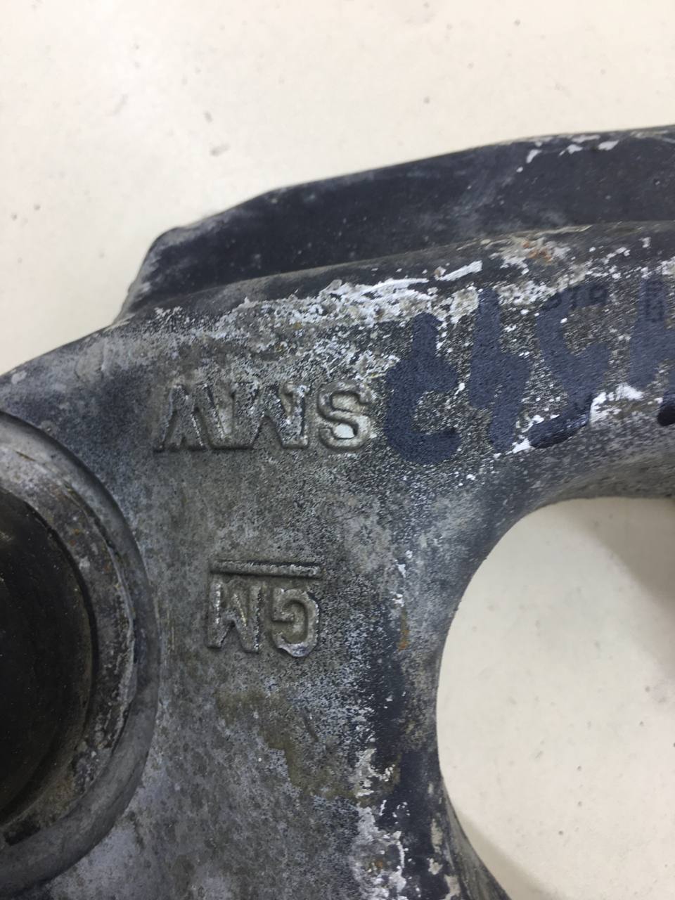 Рычаг передний нижний левый Cadillac Escalade 3 2006-2014