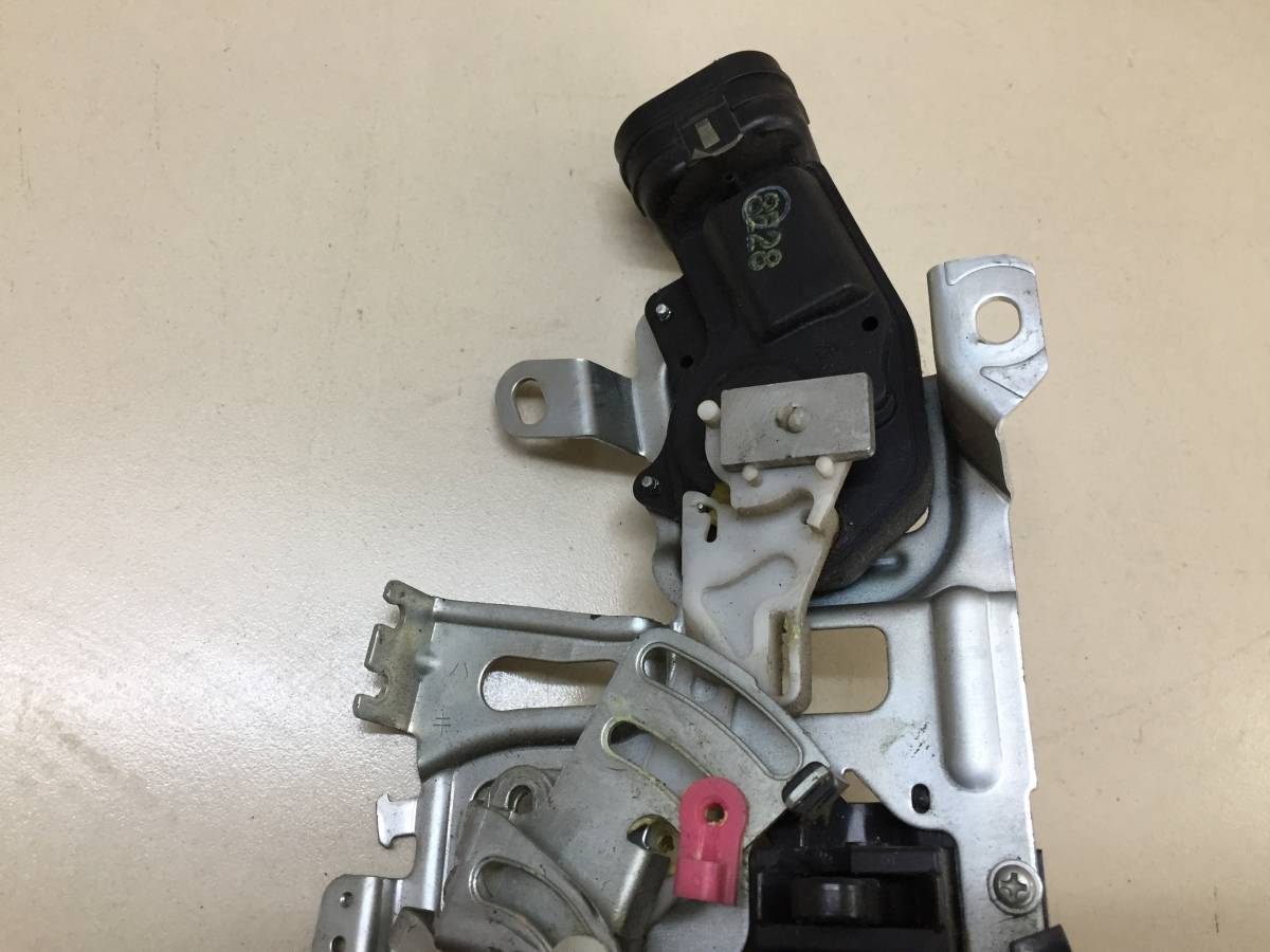 Замок двери задней левой Toyota Noah (R60) 2001-2007