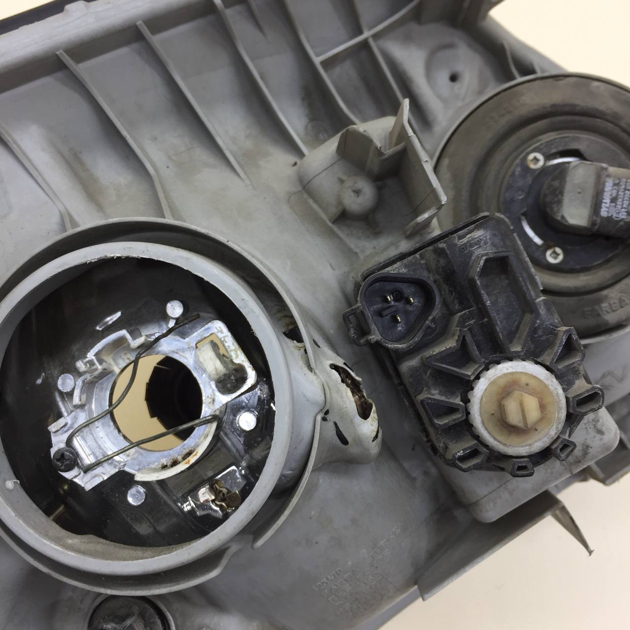 Фара левая Toyota Corolla E120 2001-2007