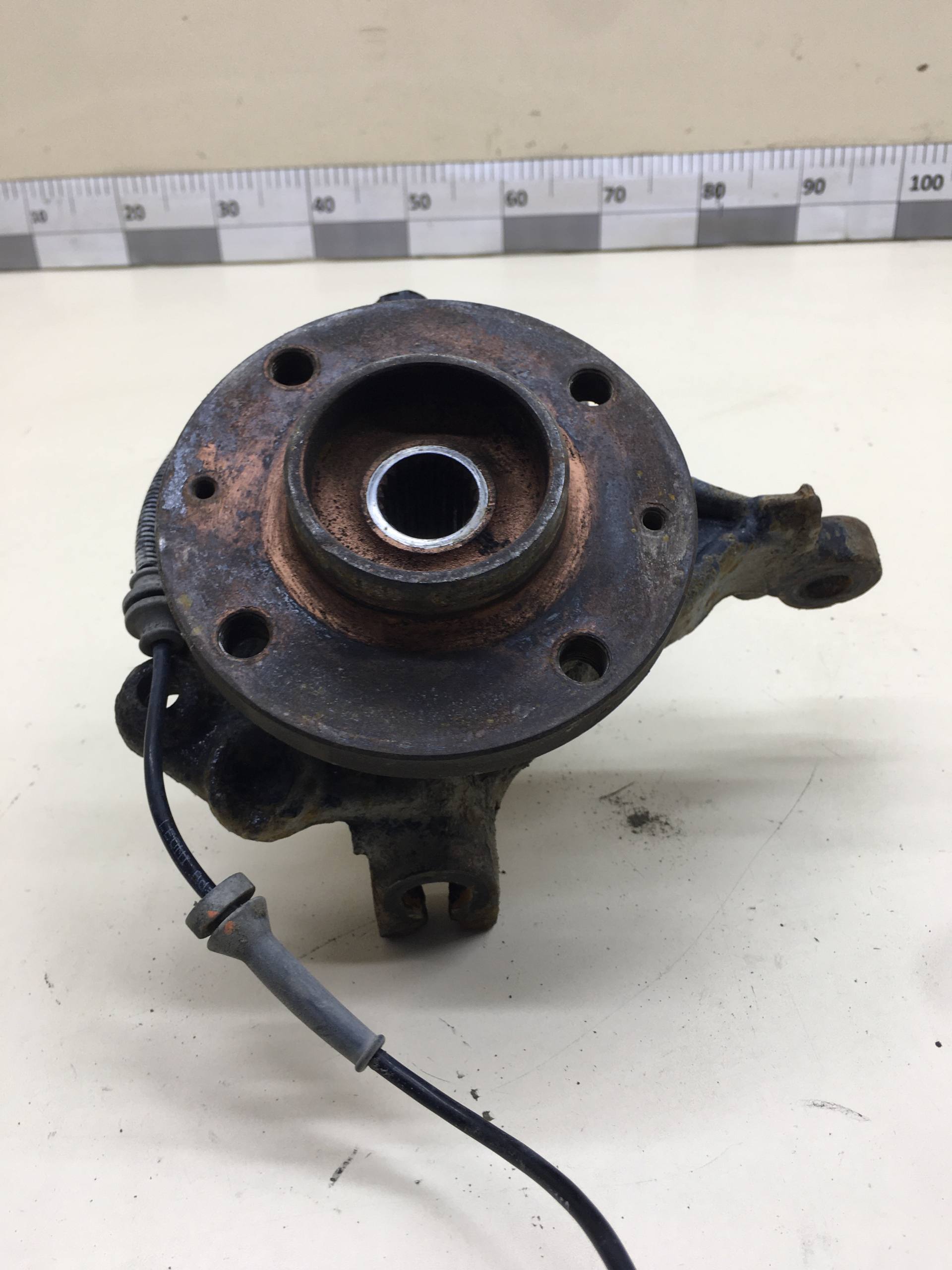 Кулак поворотный передний левый Peugeot 208 2012>