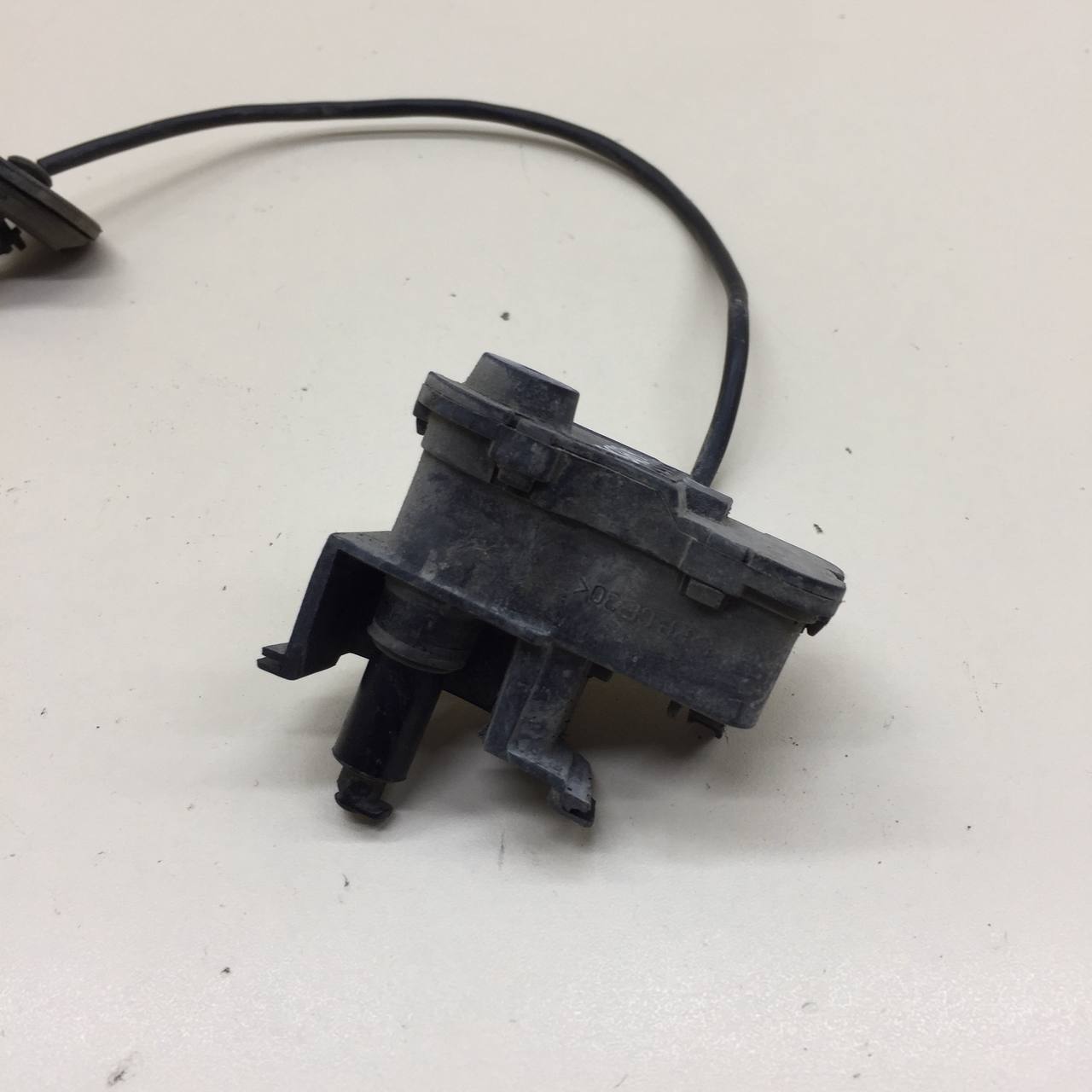 Активатор замка крышки бензобака Volkswagen Polo (MK5) 2011-2020