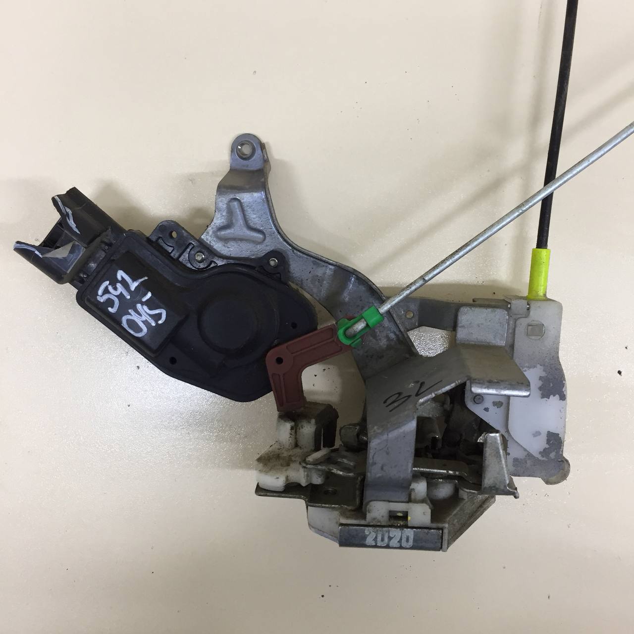 Замок двери задней левой Peugeot 107 2006-2014