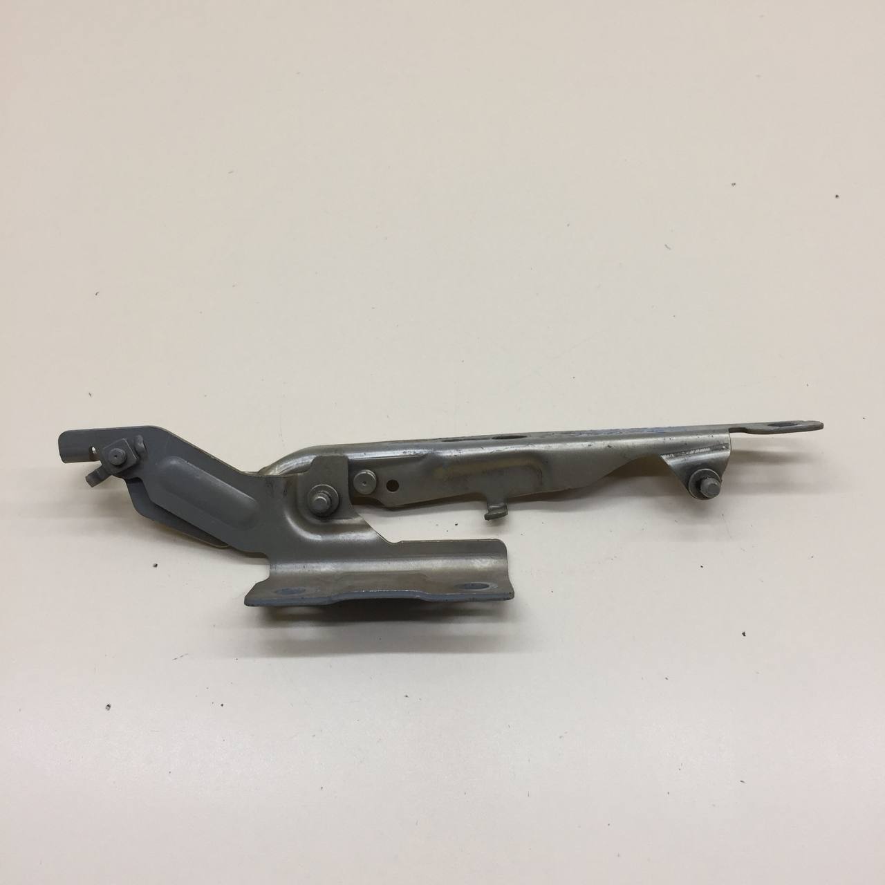 Петля капота правая Volvo V60 2010-2013