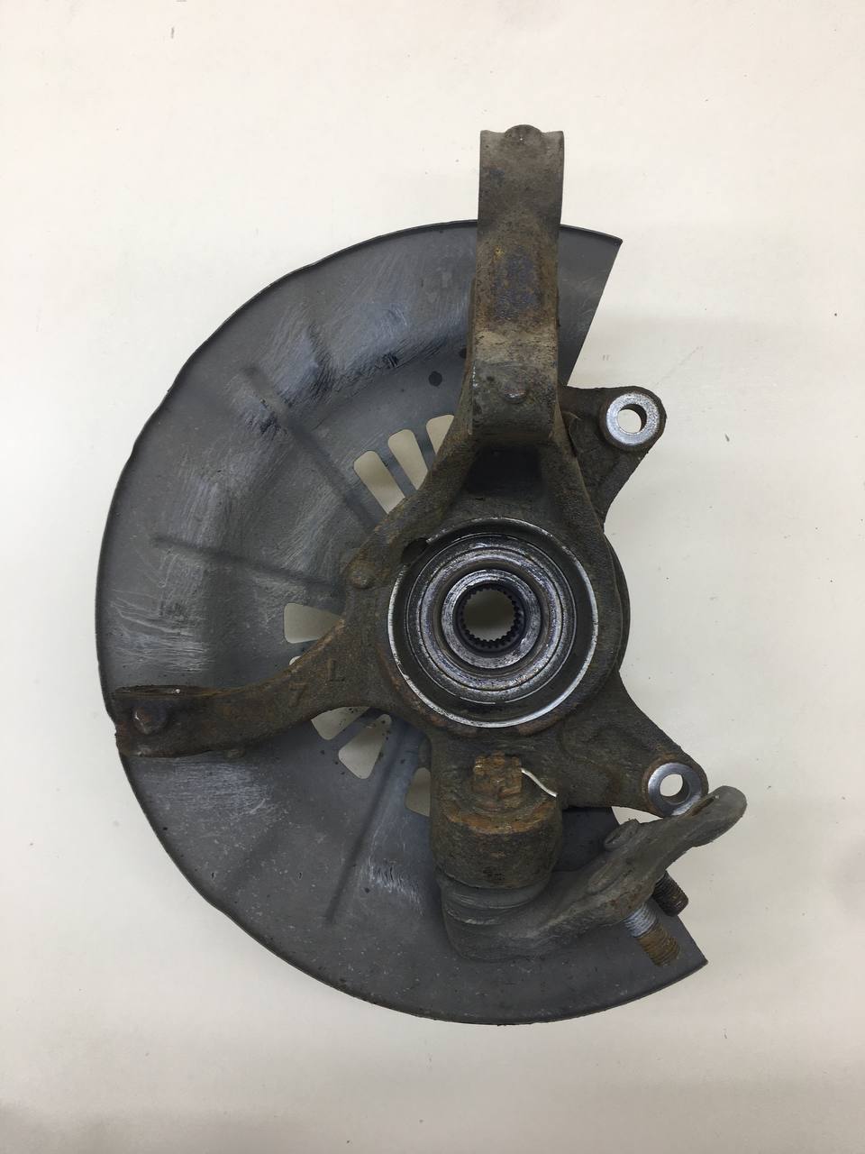 Кулак поворотный передний левый Toyota Camry (XV50) 2011-2017