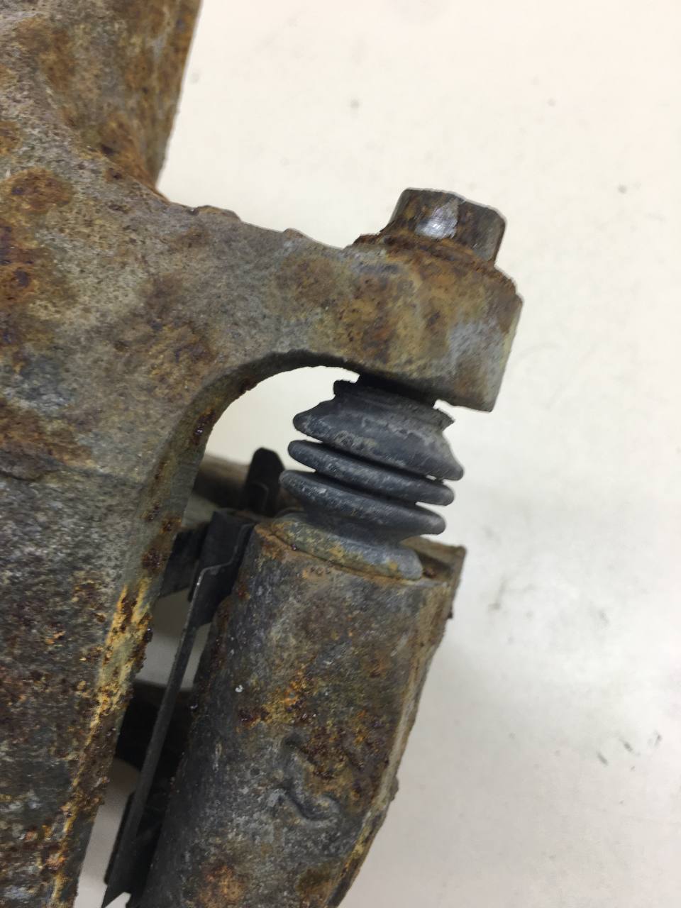 Суппорт передний правый Mitsubishi ASX (GA) 2010>