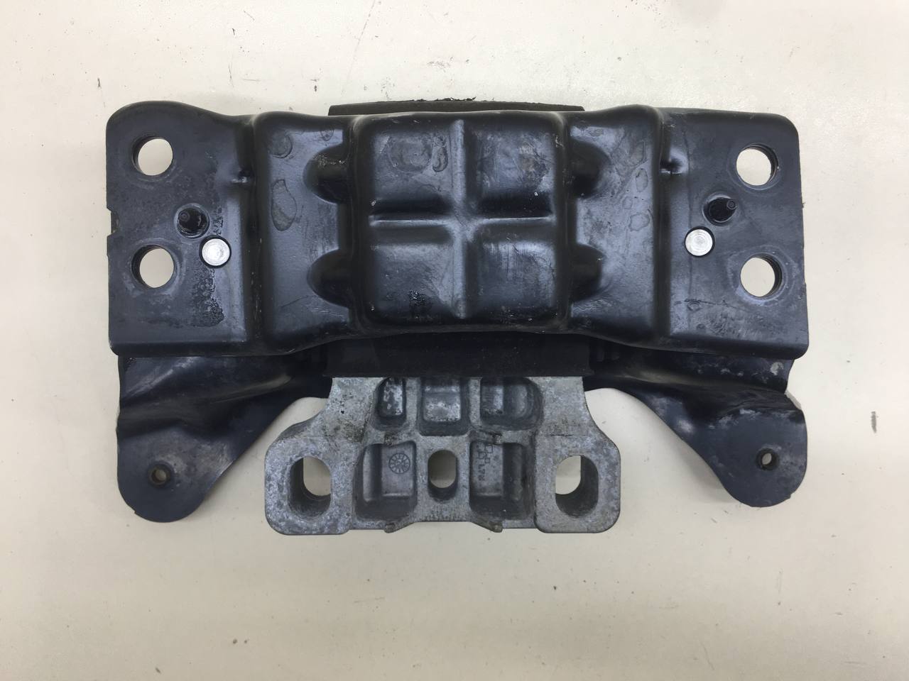 Опора КПП левая Skoda Octavia (A7) 2013>