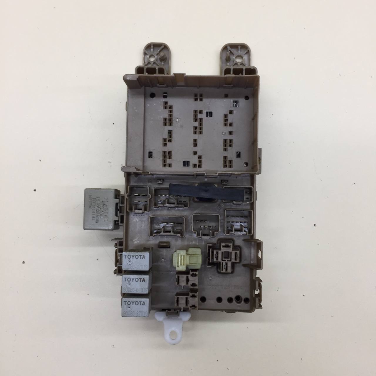 Блок предохранителей Toyota Corolla E120 2001-2007