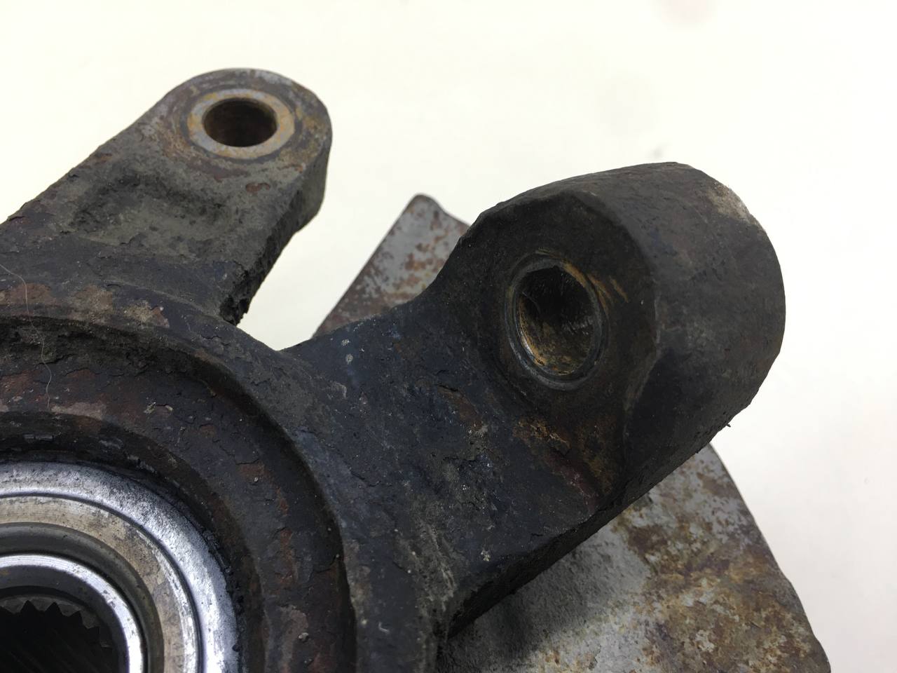 Кулак поворотный передний левый Chevrolet Aveo T250 2005-2011