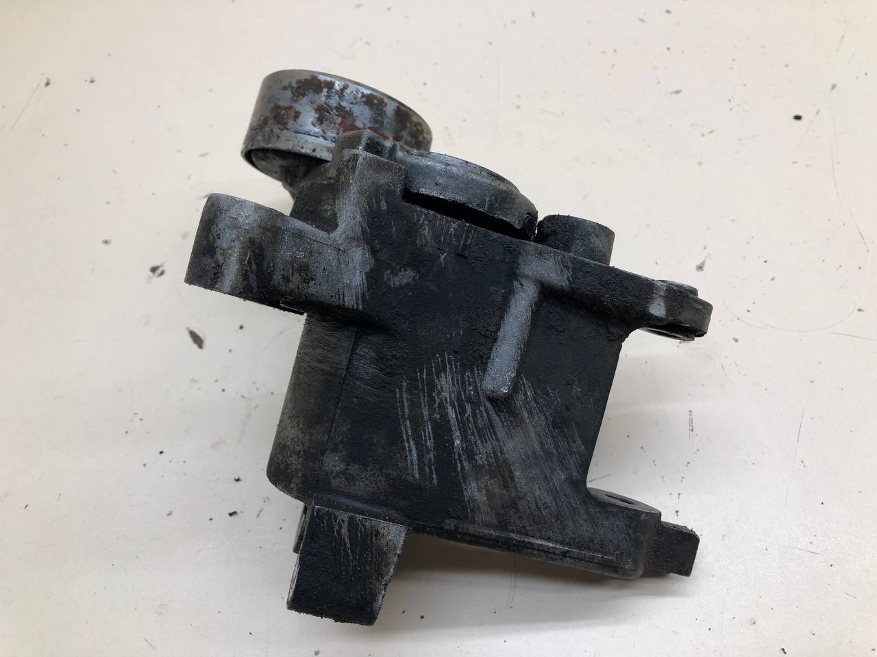 Кронштейн ролика натяжного Toyota Hilux 2004-2015