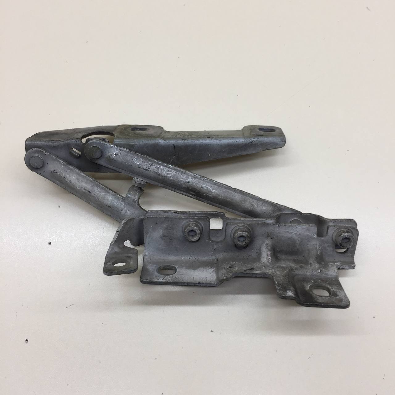 Петля капота правая Opel Insignia 2008-2017