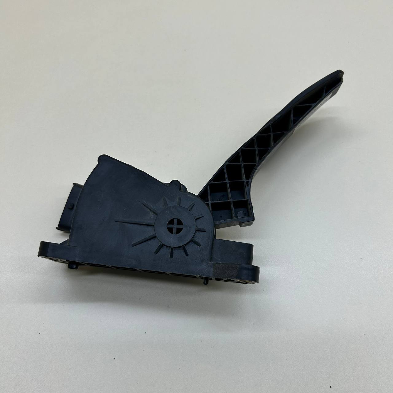 Педаль газа Chevrolet Niva 2009-2020