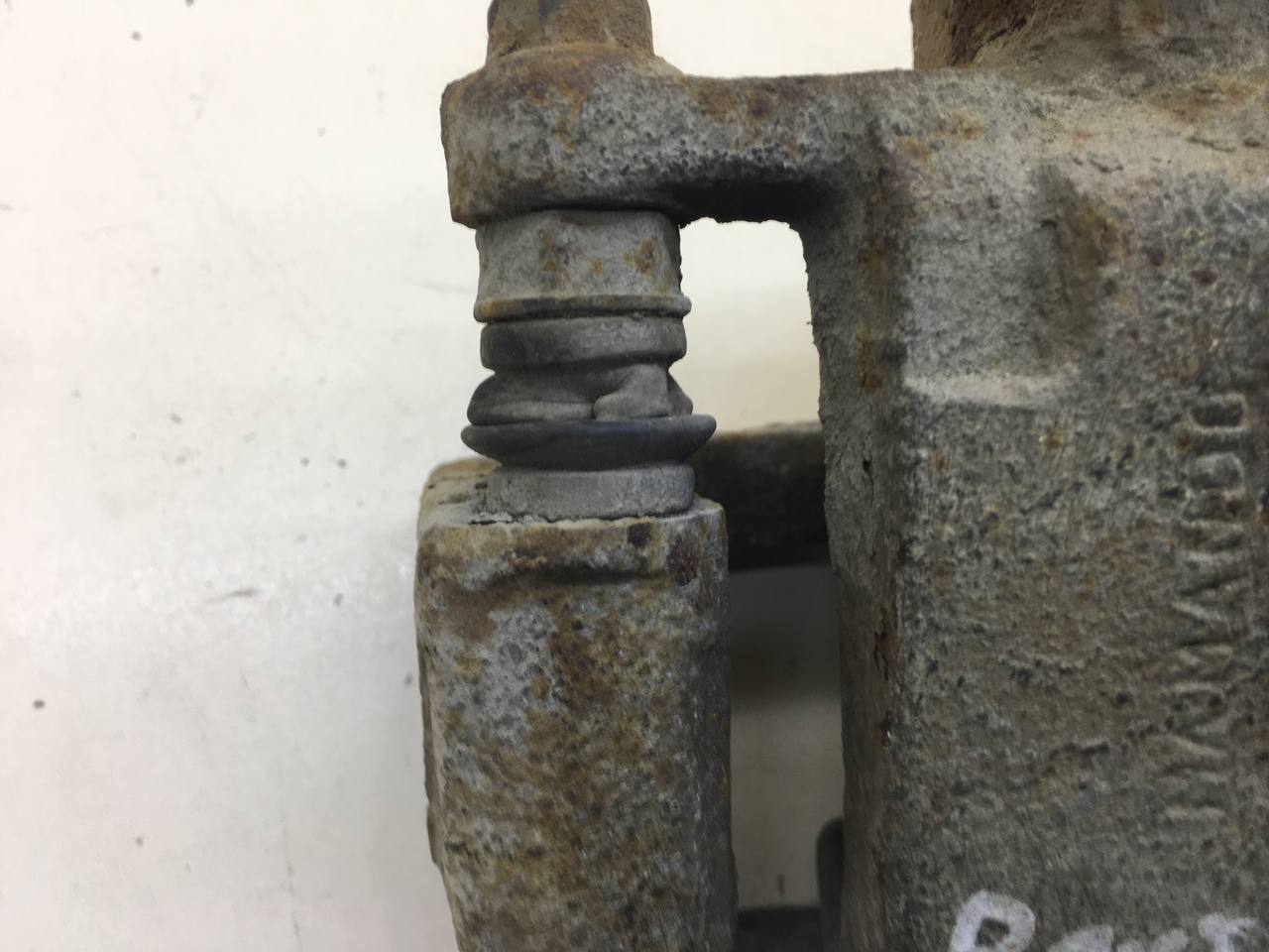 Суппорт задний левый SsangYong Rexton 1 2001-2006