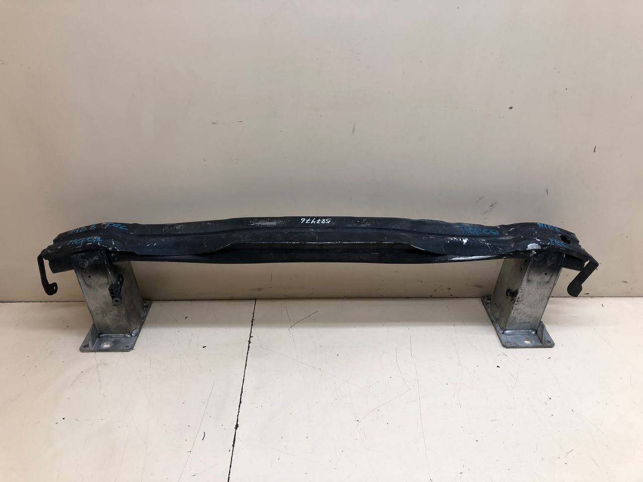 Усилитель переднего бампера Audi A4 (B8) 2007-2011