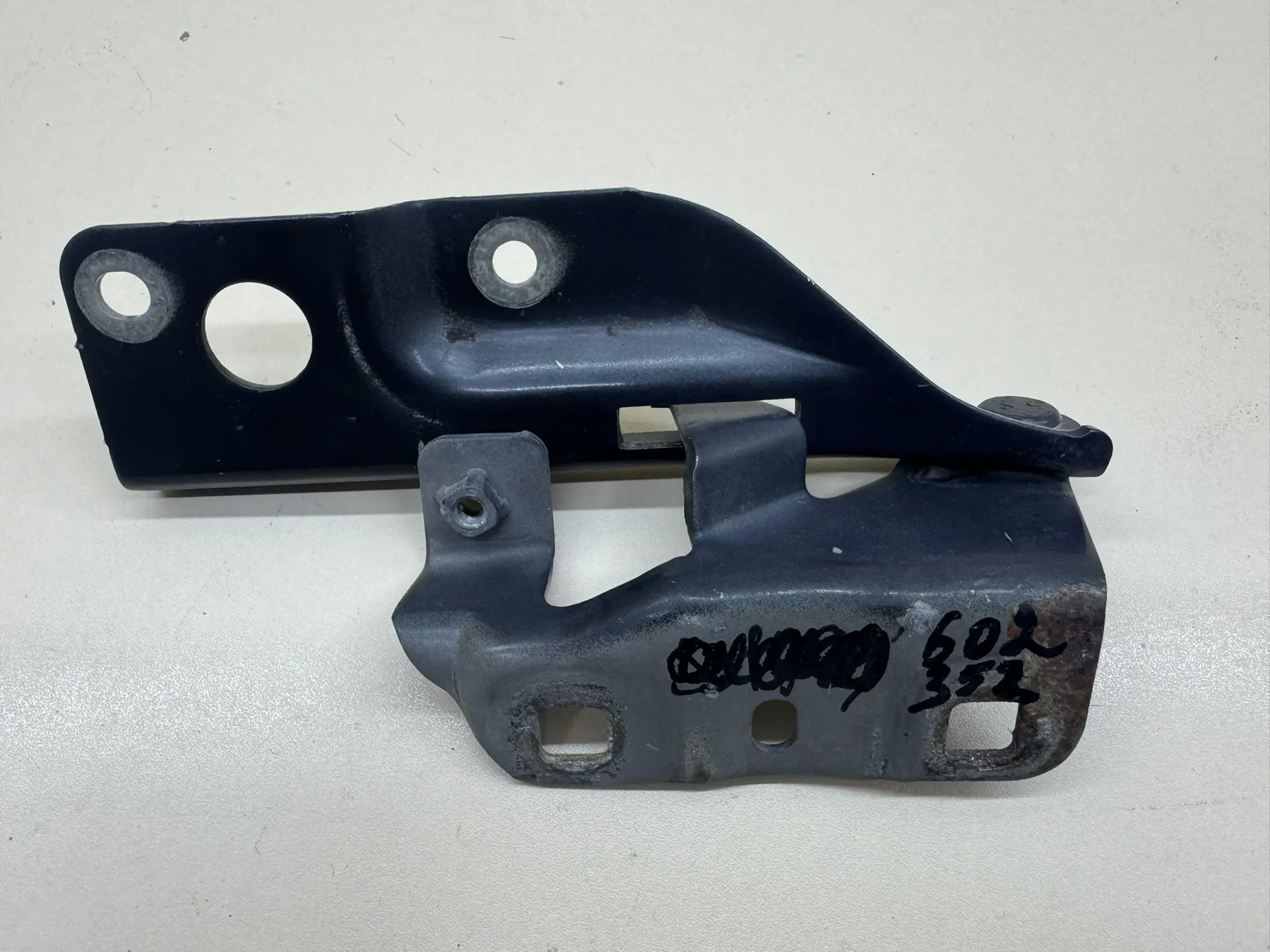 Петля двери передней правой нижняя Mitsubishi Outlander (GF) 2012>