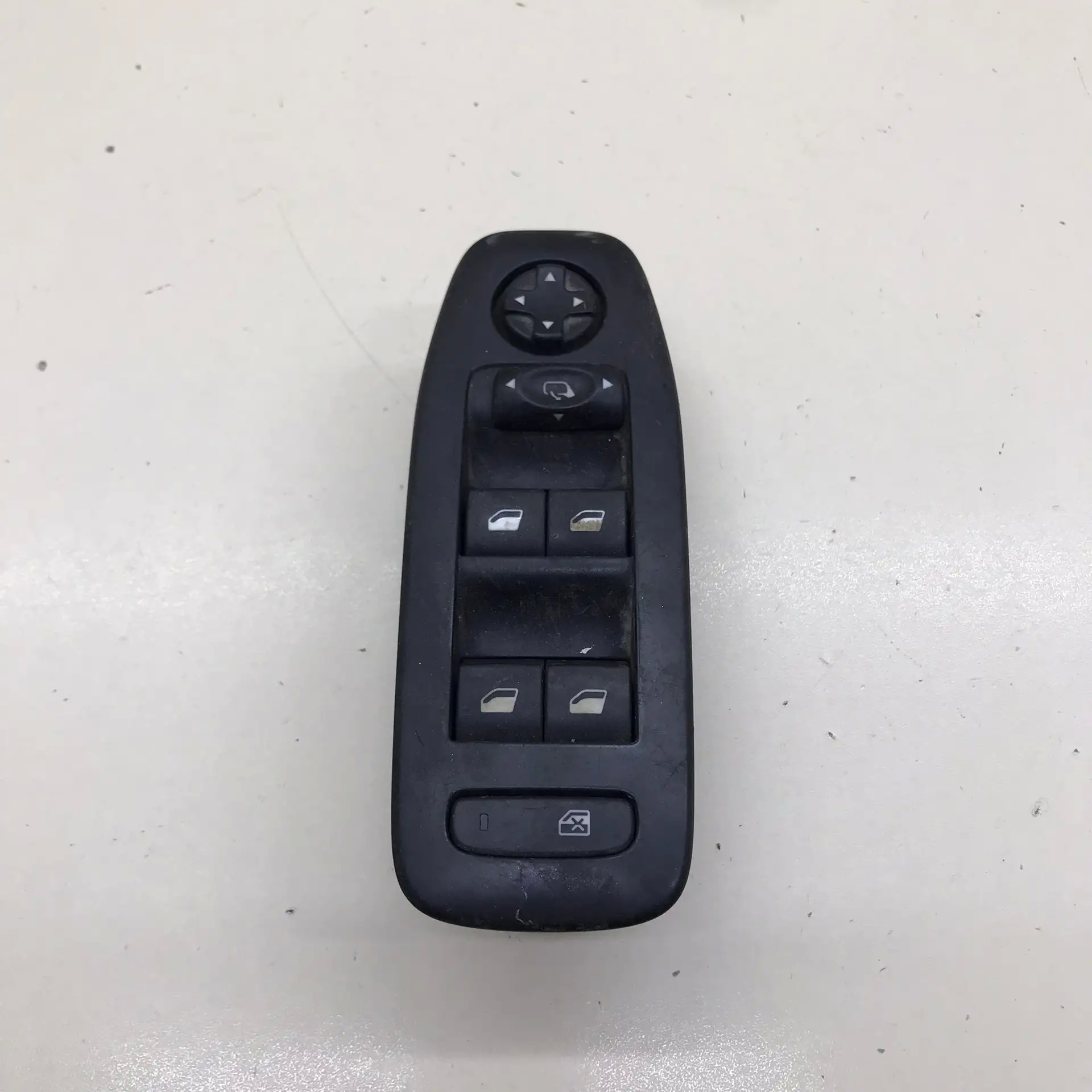 Блок управления стеклоподъемниками Peugeot 208 2012>