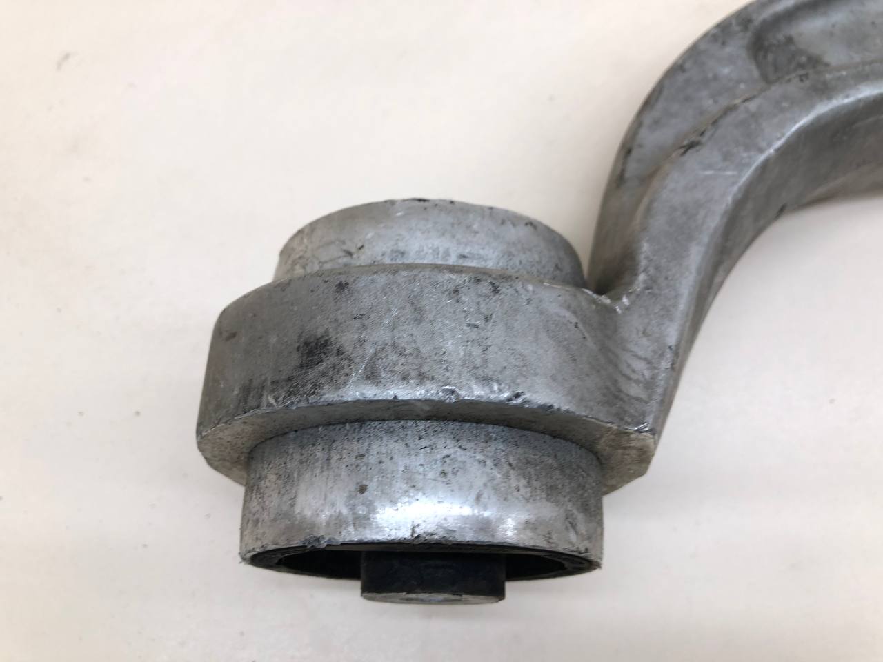 Рычаг передний нижний правый Audi A4 (B8) 2007-2011