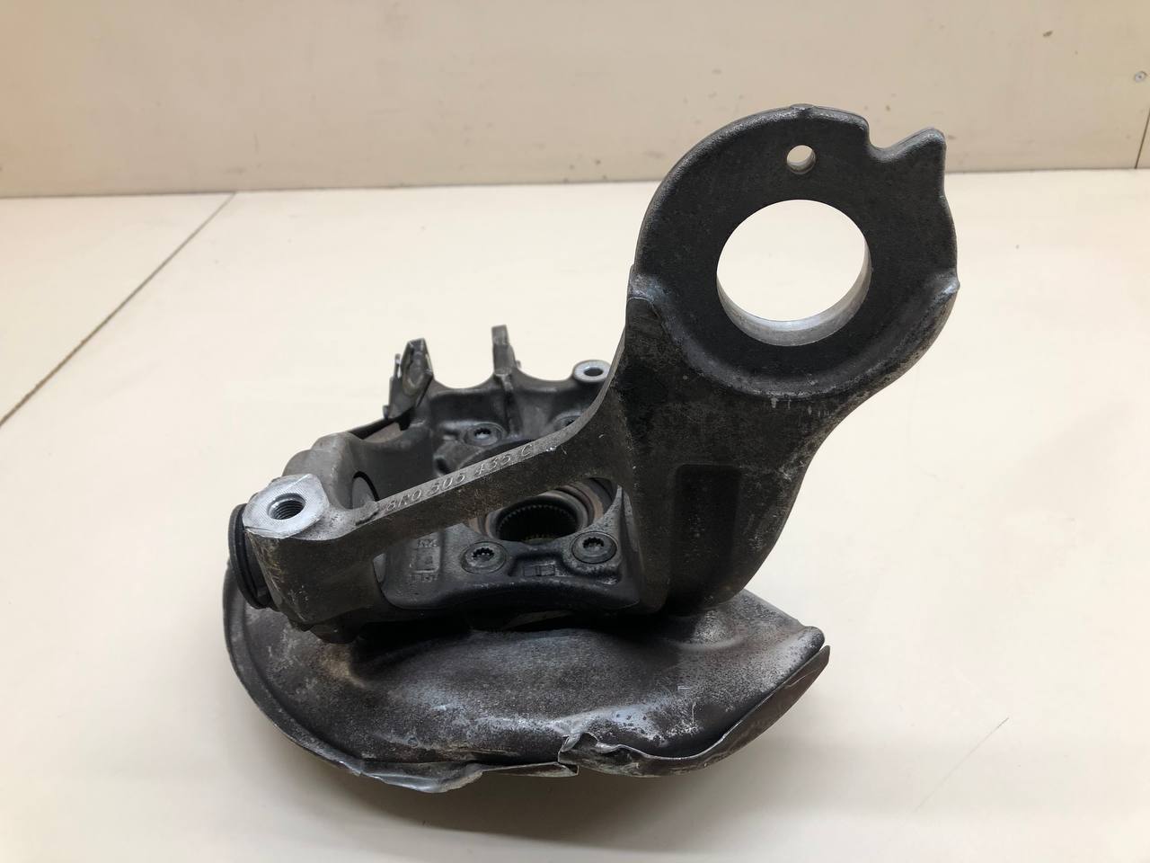 Кулак поворотный задний левый Audi Q5 (8R) 2008-2017