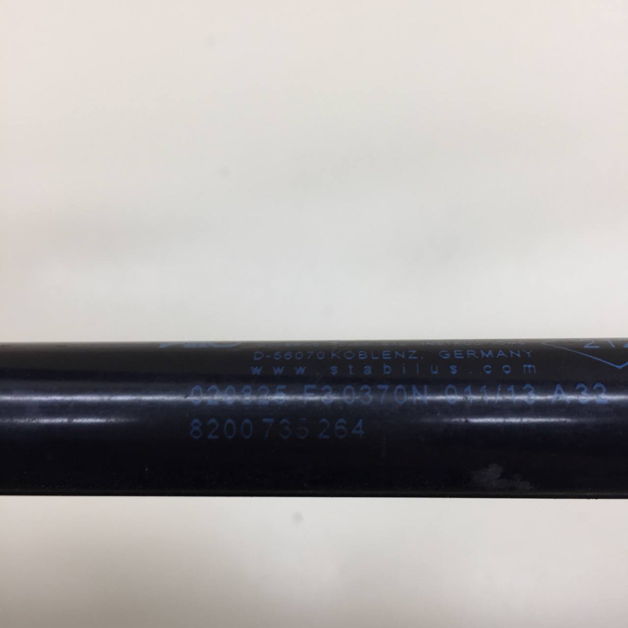 Амортизатор двери багажника Renault Sandero 2009-2014