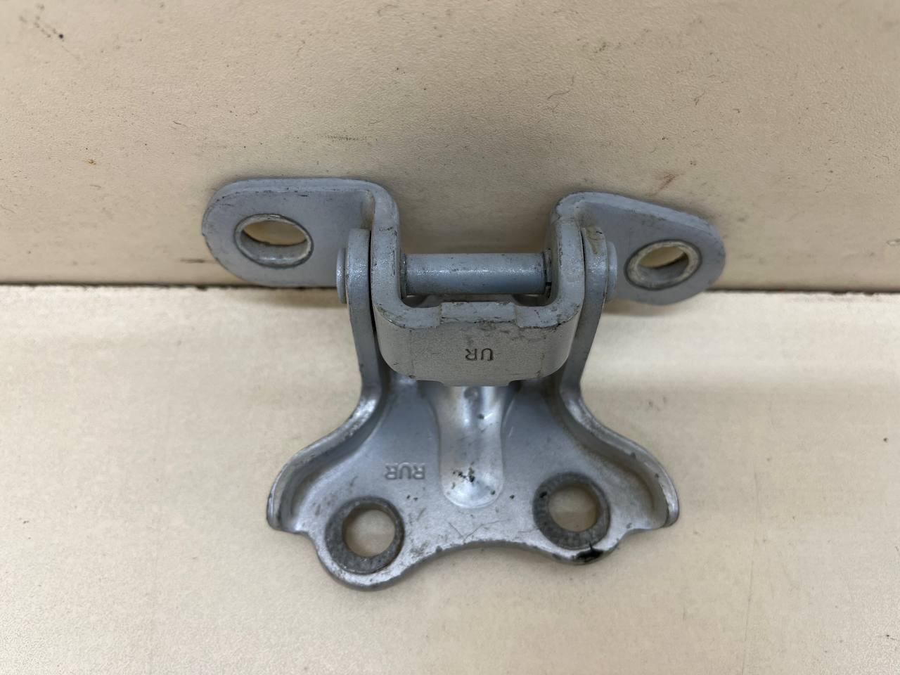 Петля двери задней правой верхняя Hyundai Solaris (RB) 2010-2017