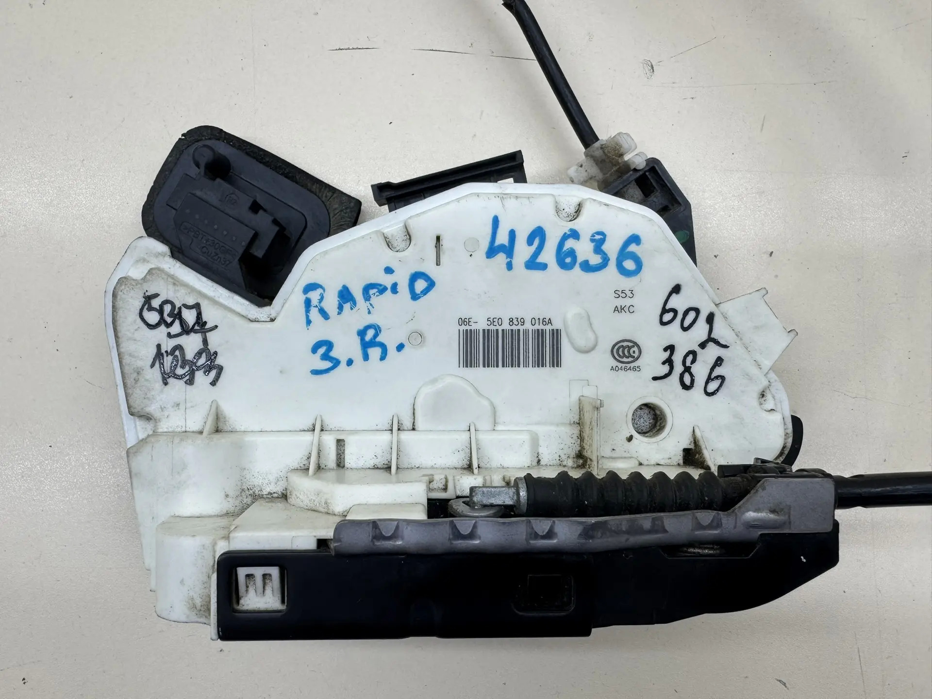 Замок двери задней правой Skoda Rapid 2012-2020