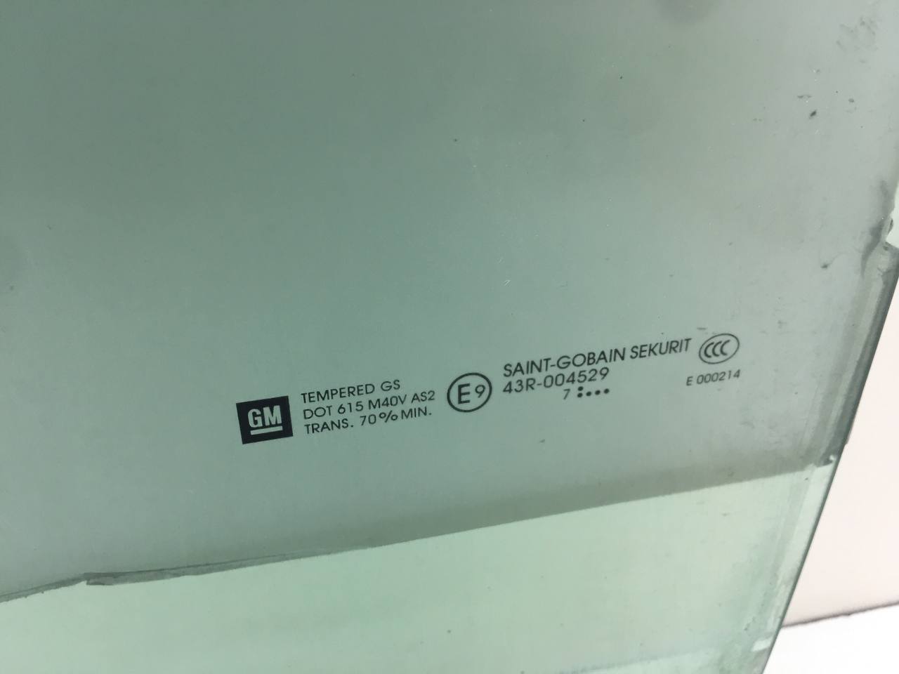 Стекло двери передней левой Cadillac Escalade 3 2006-2014