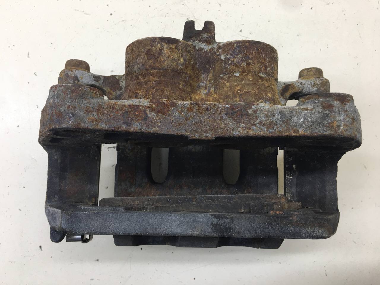 Суппорт передний левый Infiniti M37 (Y51) 2010-2014