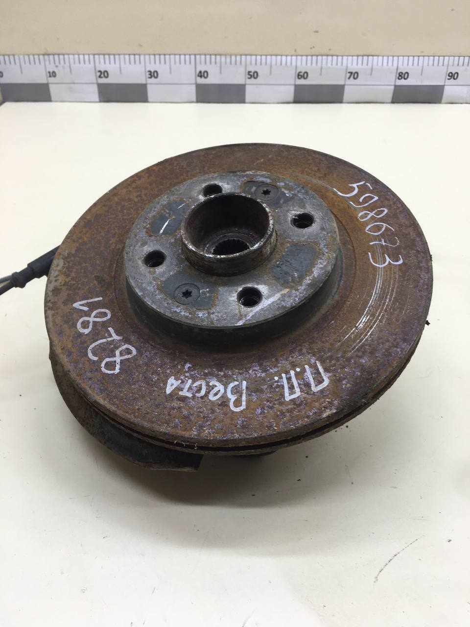 Кулак поворотный передний правый Lada Vesta 2015>